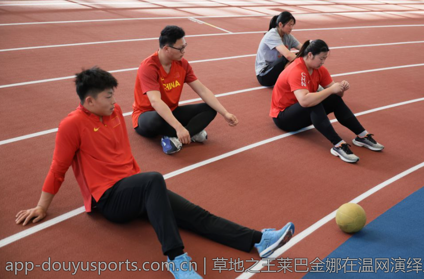 草地之王莱巴金娜在温网演绎火力发球秀